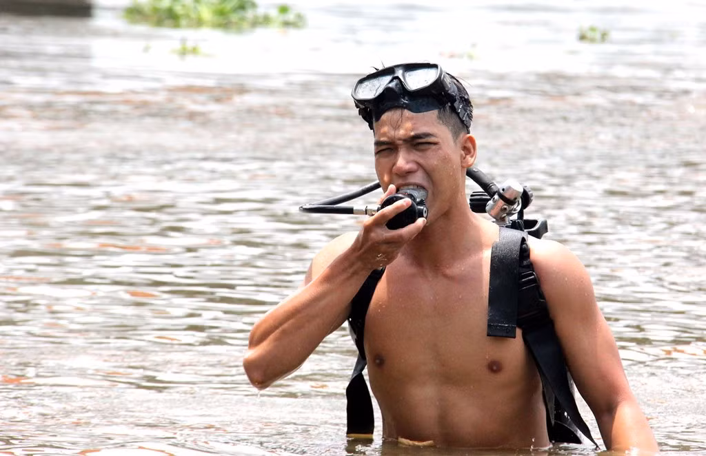 Một chiến sĩ ngoi lên khỏi mặt nước sau một đợt lặn tìm.