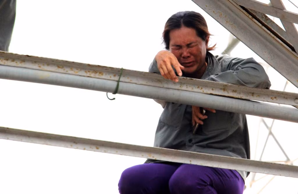 Nghe tin con gặp nạn, bà Nguyễn Thị Thắng (44 tuổi, mẹ cháu Bình), đang làm công nhân ở quận 9, tức tốc chạy đến hiện trường. Thấy đôi dép và bộ đồ của con ở trên bờ, người phụ nữ đau xót tột cùng, liên tục khóc và gọi tên con.