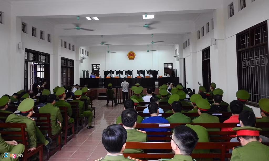 Tại phòng xử án, hơn 60 cảnh sát bảo vệ tư pháp có mặt làm nhiệm vụ.