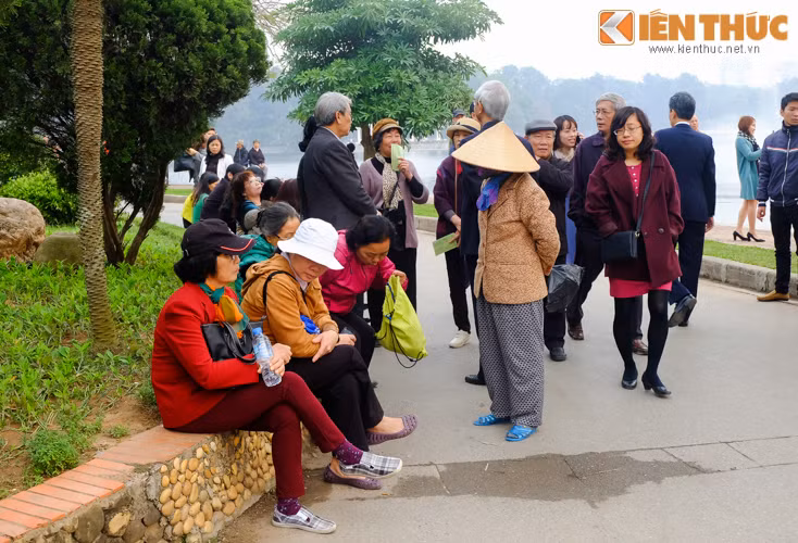 Không thể vào xem lễ hội hoa hồng, đông đảo người dân, du khách ở mọi lứa tuổi phải chịu cảnh vật vờ chờ đợi. Khu vực đường ven hồ hướng ra Đảo Thống Nhất, người đứng kẻ ngồi đông đúc, nhiều vị khách trung niên tỏ rõ sự mệt mỏi, bức xúc khi phải chờ đợi 2-3 giờ đồng hồ mới có thể vào ngắm hoa.