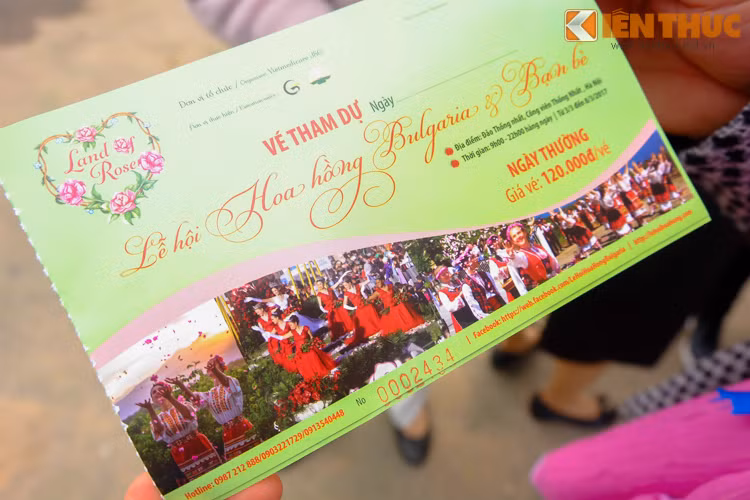 Theo ghi nhận của PV Kiến Thức, trên tấm vé vào cửa Lễ hội hoa hồng Bulgaria được bán ra sáng nay, hoàn toàn không có dòng thông báo về thời gian "12 giờ mở cửa đón tiếp khách tham quan" mà chỉ thông báo "9h30 khai mạc lễ hội".
