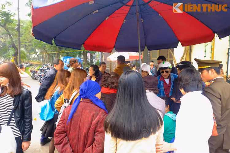 Điều này dẫn đến cảnh người dân, khách tham quan đổ đến quầy bán vé để thắc mắc. Nhiều người lo sợ, mua vé hôm nay nhưng không vào xem lễ hội được thì sang ngày hôm sau vé sẽ không sử dụng được nữa.