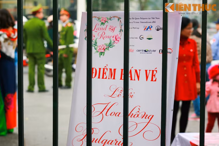 Bảng thông báo bán vé tạm thời được "giấu" đi nhằm tránh thu hút và gây ra cảnh lộn xộn.