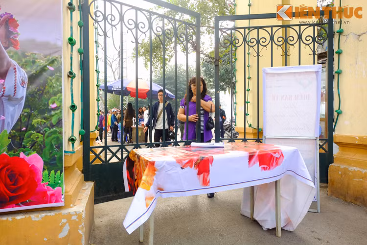 Do có quá nhiều người mua vé nhưng vẫn chưa được vào cửa, BTC quyết định tạm ngừng bán vé. Quầy bán vé sẽ hoạt động trở lại vào khoảng 11h trưa nay.