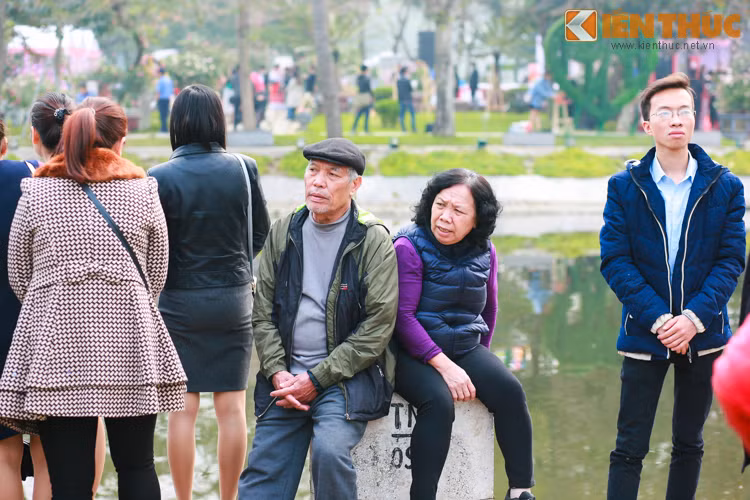 Bác Hồng Sơn, ở Hoàng Mai, Hà Nội cho biết: "Tôi đi xe buýt từ sớm đến công viên Thống Nhất, xếp hàng mua vé, nhưng đến 9h30 thì bảo vệ không cho vào. Họ nói buổi chiều lễ hội mới tiếp đón người dân, buổi sáng họ tiếp đón các khách mời, đại biểu, nhưng điều này người dân lại không được biết trước. Tôi đi xa lên đây vừa mệt nhưng vẫn phải chờ đợi nên hơi thất vọng".