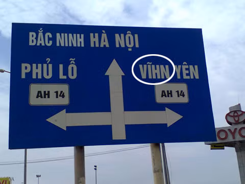Một tấm biển ghi sai địa phận "Vĩnh Yên".