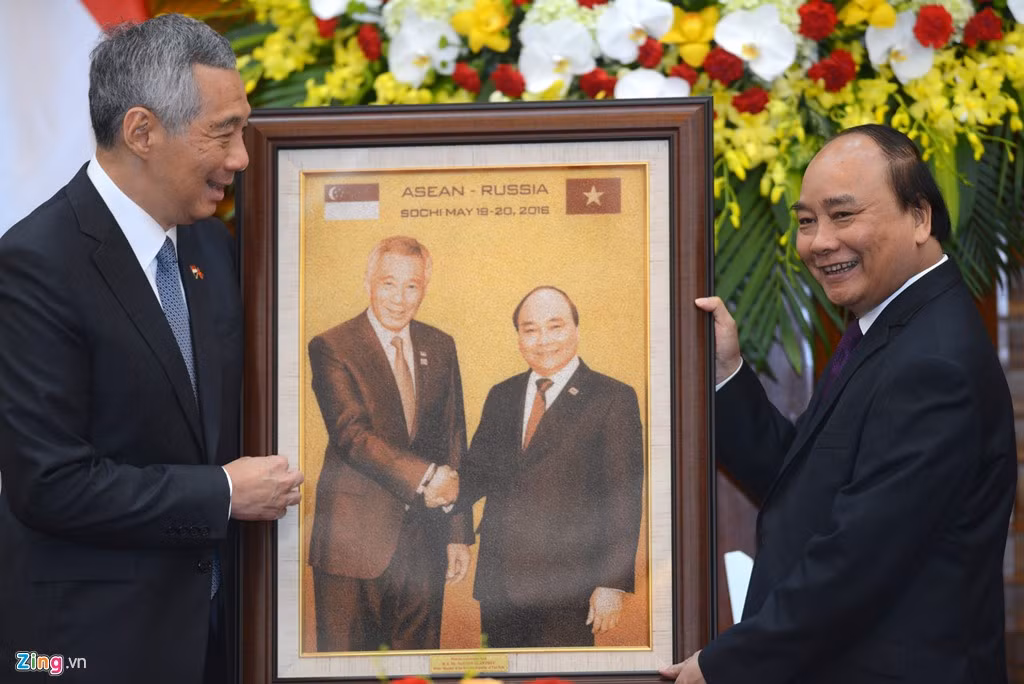 Thủ tướng Nguyễn Xuân Phúc đã tặng người đồng cấp Singapore bức tranh hai thủ tướng bắt tay thân mật được làm từ hạt gạo Việt Nam, biểu trưng cho mối quan hệ đang ngày càng tốt đẹp giữa hai quốc gia.