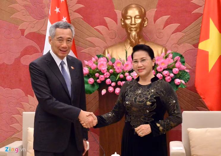 Ông Lý Hiển Long hoan nghênh Chủ tịch Quốc hội Nguyễn Thị Kim Ngân thăm chính thức Singapore trong năm 2017 và ghi nhận đề nghị của Việt Nam về việc thành lập Nhóm Nghị sĩ Hữu nghị Singapore - Việt Nam.