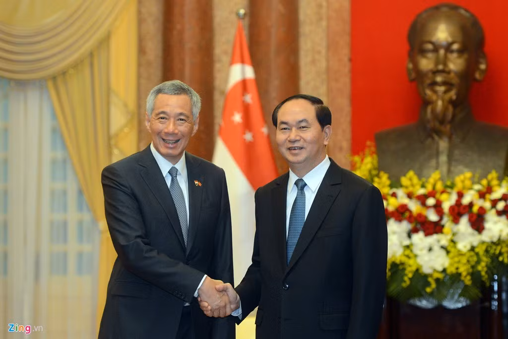 Chủ tịch nước Trần Đại Quang tiếp Thủ tướng Lý Hiển Long sáng 23/3. Việt Nam và Singapore thiết lập quan hệ ngoại giao năm 1973 và tích cực hợp tác cùng phát triển trong suốt 44 năm qua trên nhiều phương diện như hợp tác kinh tế, chính trị, quốc phòng, giáo dục, y tế, văn hóa nghệ thuật…