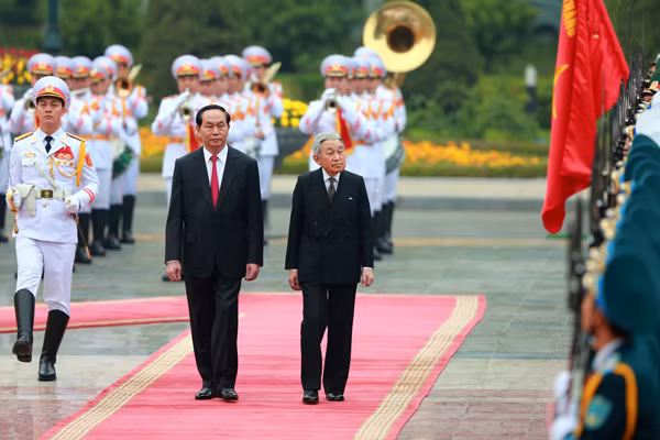 Sáng 1/3, lễ đón chính thức Nhà vua và Hoàng hậu được tổ chức trọng thể tại Phủ Chủ tịch do Chủ tịch nước Trần Đại Quang chủ trì. Ảnh: Sài Gòn giải phóng Online.