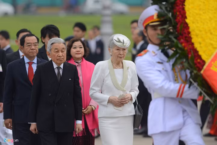 Cũng trong sáng 1/3, sau khi hội kiến với chủ tịch nước Trần Đại Quang, Nhà vua và Hoàng hậu Nhật Bản đến viếng Lăng Chủ tịch Hồ Chí Minh. Ảnh: Zing.