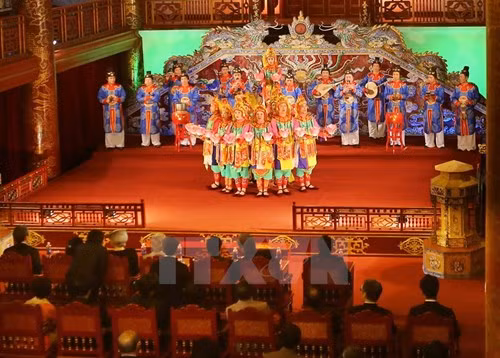 Sau đó, Nhà vua Nhật Bản Akihito và Hoàng hậu Michiko nghe Nhã nhạc cung đình Huế tại Nhà hát Duyệt Thị Đường. (Ảnh: Hồ Cầu/TTXVN).