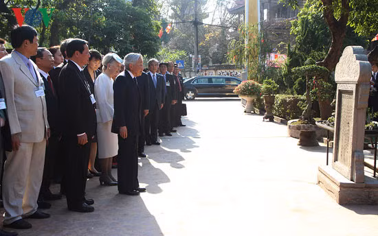 Chiều 4/3, Nhà vua và Hoàng hậu đến nhà lưu niệm Phan Bội Châu tại thành phố Huế. Ảnh: VOV.