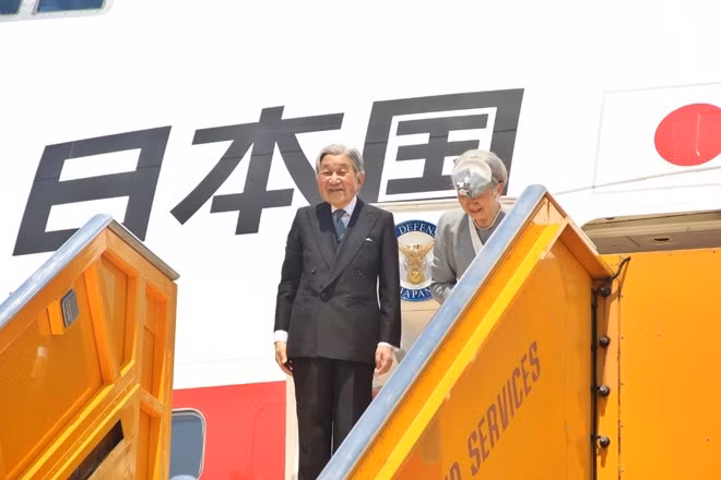 Sáng ngày 5/3, Nhà vua Akihito và Hoàng hậu Michiko lên máy bay rời Huế kết thúc chuyến thăm 2 ngày tại đây cũng như chuyến thăm lần đầu tiên tại Việt Nam. Nhà vua và Hoàng hậu Michiko đã rất vui mừng, cảm kích sự đón tiếp nồng hậu từ Việt Nam. Ảnh: Zing.