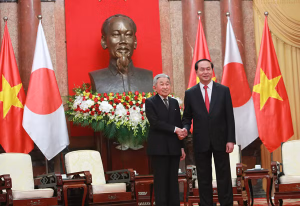 Ngay sau lễ đón tiếp, Chủ tịch nước Trần Đại Quang đã hội kiến với Nhà vua Akihito. Người đứng đầu Hoàng gia Nhật Bản và Chủ tịch nước Trần Đại Quang vui mừng khi chứng kiến sự phát triển mạnh mẽ của quan hệ Việt Nam - Nhật Bản trong những năm vừa qua. Ảnh: Sài Gòn giải phóng Online.