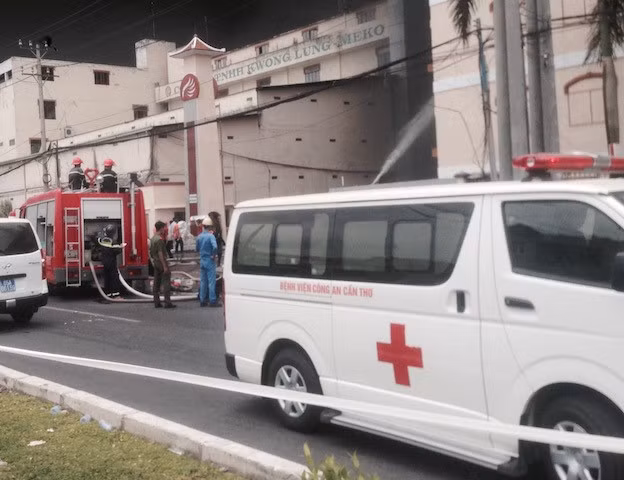 Gần 10 xe cứu thương được huy động đến hiện trường. Người dân sống xung quanh lo lắng vì sợ đám cháy lan rộng ra.