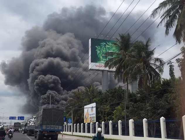 Ghi nhận của Zing.vn, đến 14h20 cùng ngày, lửa và khói trong đám cháy công ty may vẫn bốc lên dữ dội, bao trùm cả nhà xưởng của công ty rộng hơn 1.800 m2.