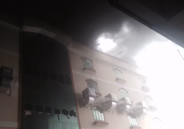 “Tôi đang làm việc trong công ty thì nghe mọi người hô cháy nên bỏ chạy mà chưa kịp lấy điện thoại, quần áo gì hết”, một công nhân nói.