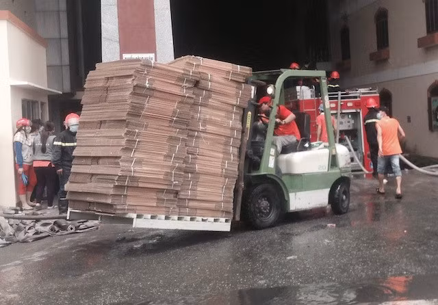 Các công nhân đang nỗ lực đưa tài sản ra ngoài.