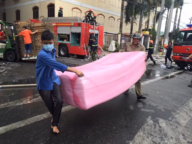 "Khó khăn nhất hiện nay là đang thiếu nguồn nước để chữa cháy. Cần Thơ đã huy động toàn bộ lực lượng, phương tiện kỹ thuật để dập lửa, trong đó có lực lượng của Quân khu 9. Tuy nhiên, phương tiện của Quân khu 9 cũng chỉ chữa cháy đến tầng 3 của công ty nên chỉ giúp được khâu phòng lan rộng ra thôi”, Chủ tịch UBND Cần Thơ nói.