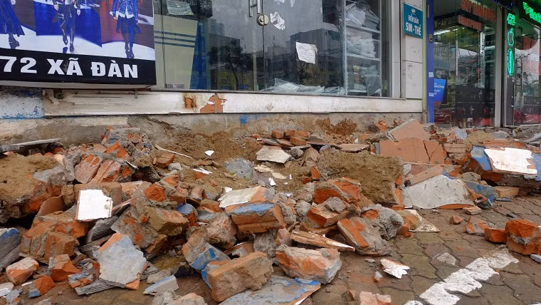 Anh: Dan bac ghe vao nha tren tuyen duong 