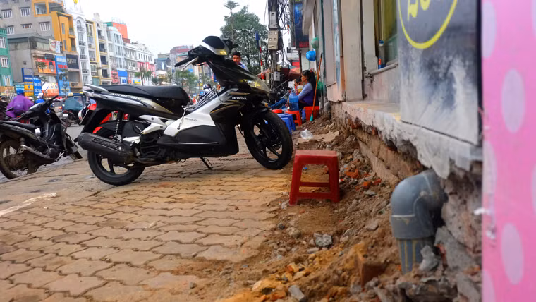 Nhiều hộ dân chia sẻ không chỉ việc đi lại bất tiện mà nhiều vấn đề khác cũng phát sinh. Sau khi phá bỏ các bậc tam cấp, nhiều đường ống nước dọc tuyến phố Xã Đàn lộ thiên. Có hộ gia đình cho biết, đường ống nước gia đình bị ảnh hưởng.