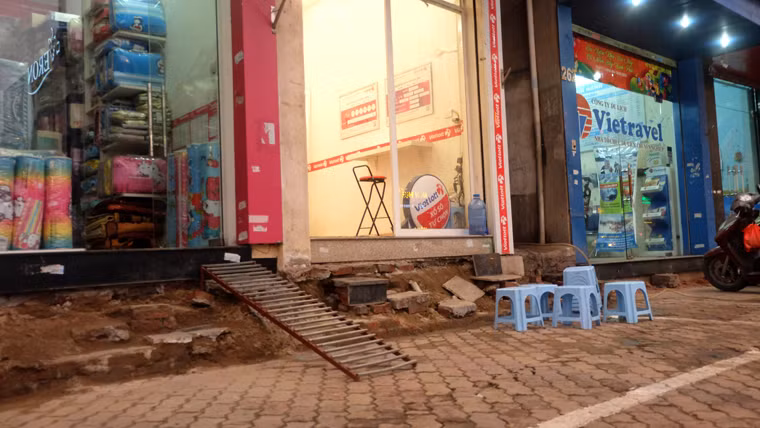 Thang sắt được sử dụng để dắt xe lên nhà.