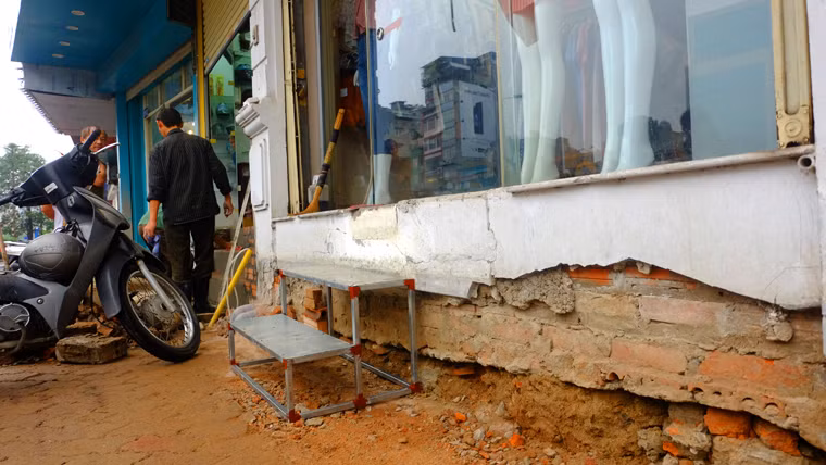 Thang sắt hai tầng "mọc" trên vỉa hè Xã Đàn.