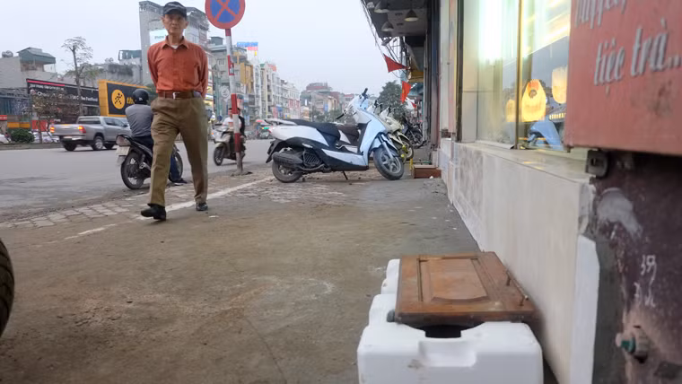 Các tấm gỗ được đặt trước nhà để bước từ vỉa hè lên thềm nhà.