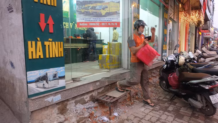 Một người dân tại Xã Đàn (Hà Nội) cho biết: "Sở dĩ nền nhà cao hơn so với vỉa hè vì làm nền theo cốt đường. Tuy nhiên, cốt đường lại không đúng như thiết kế, nên nền nhà mới cao hơn đường nhiều như vậy".