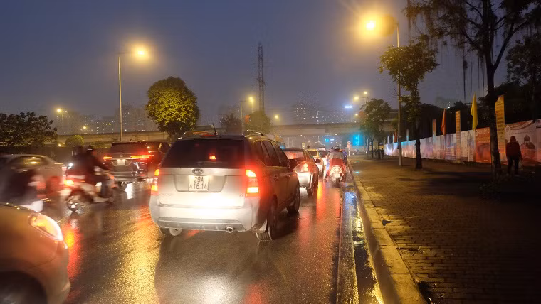 Con đường về nhà sau giờ làm thêm xa và khó nhọc hơn vì tắc đường.