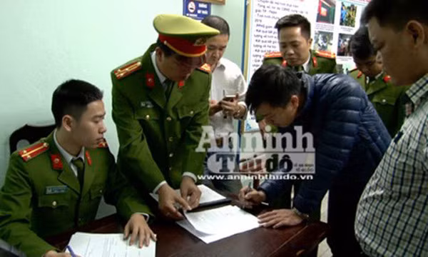 Cao Mạnh Hùng ký vào biên bản bắt giữ.