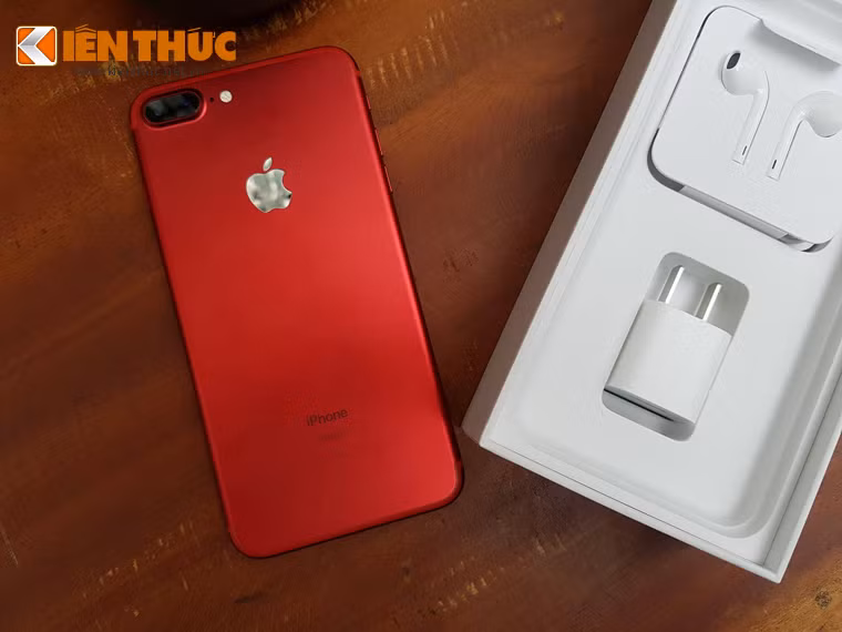 Ở mặt sau phía đuôi máy, Apple còn thêm dòng (Product) Red dưới chữ iPhone.