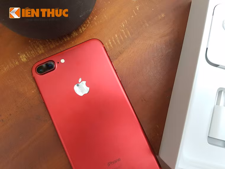 Trong khi các thiết kế khác của dòng iPhone, logo "táo khuyết" đồng màu với màu vỏ thì tại chiếc iPhone 7 màu đỏ, logo sáng bóng.