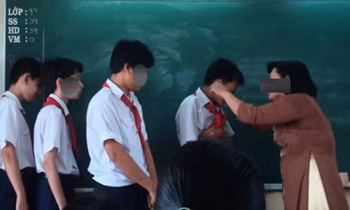 Co giao bi to danh hoc sinh phai nhap vien vi diem kem