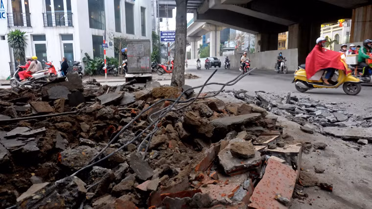 Qua ghi nhận, hầu hết phần công trình lấn chiếm vỉa hè đều là các bậc tam cấp xây bằng gạch kiên cố. Ảnh phá hủy phần lấn chiếm vỉa hè ở Hoàng Cầu. Gạch đá ngổn ngang, cốt thép lộ thiên khá nguy hiểm cho người đi bộ.