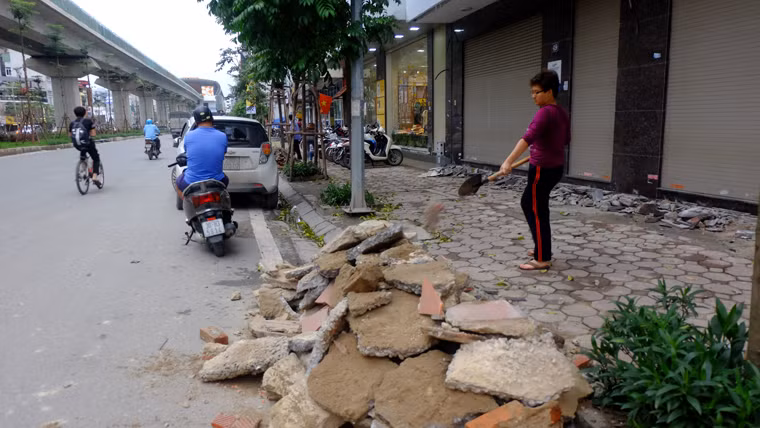 Người dân trên phố Yên Lãng bắt tay dọn dẹp.