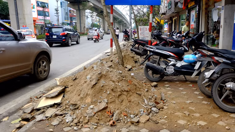 Vỉa hè Yên Lãng chiều 18/3 không còn chỗ cho người đi bộ.