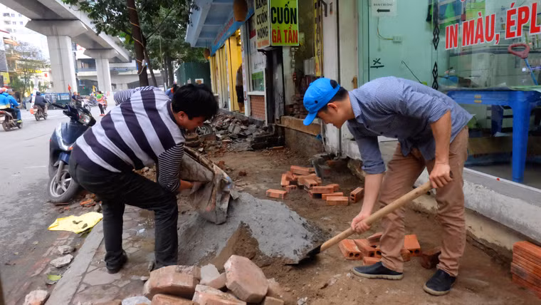 Nhiều người đã bắt tay vào sửa sang khu vực bậc thềm vừa bị "xóa sổ".