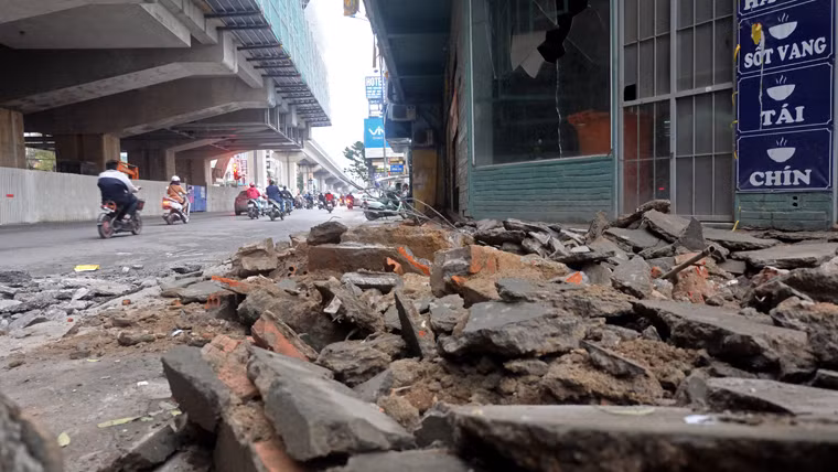 Lực lượng chức năng quận Đống Đa tiếp tục chiến dịch giành lại vỉa hè cho người đi bộ. Sau các tuyến phố Tôn Đức Thắng, Nguyễn Lương Bằng... ngày 18/3, quận ra quân xử lý các công trình lấn chiếm vỉa hè trên phố Yên Lãng và Hoàng Cầu.