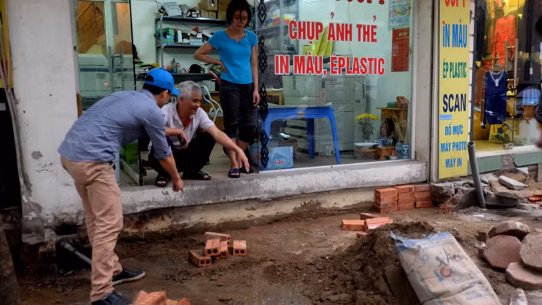 Nhiều người khá thoải mái với việc đập bỏ các công trình sai phạm, một số khác còn băn khoăn về việc sau khi đập các bậc tam cấp, việc đi lại khó nhọc hơn vì thềm nhà cao hơn vỉa hè khá nhiều, có những nhà cao chênh tới 70cm.