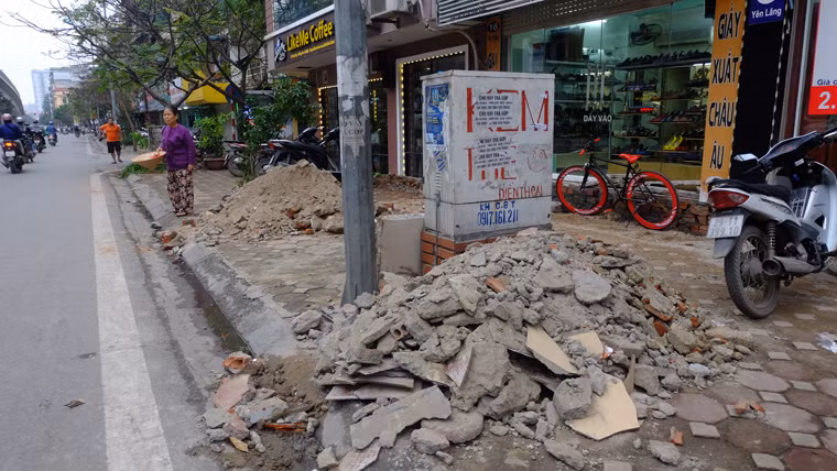 Nhiều người dân cho biết, sở dĩ họ dọn đất đá đổ ra vỉa hè vì sẽ có công nhân môi trường dọn dẹp.