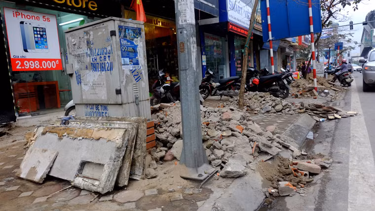 Khung cảnh tan hoang sau khi đập phá các công trình lấn chiếm vỉa hè tại phố Yên Lãng.