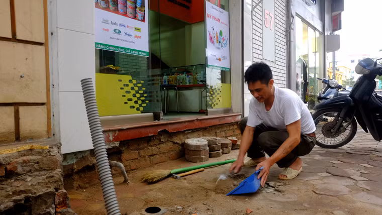 Chú Toàn (chủ một cửa hàng kinh doanh trên phố Hoàng Cầu) cho biết: "Tôi đã dọn dẹp suốt buổi chiều cho sạch sẽ. Gạch cứ xếp tạm vào đây để làm bậc lên thềm nhà".