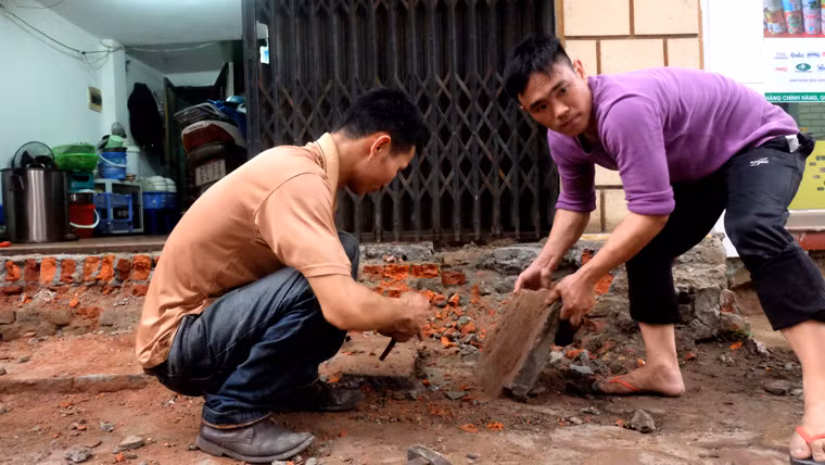 Việc dọn dẹp khoảng không trước cửa hàng sạch sẽ gọn gàng được làm gấp gáp. Theo chủ quán: "Sở dĩ tôi phải làm nhanh, dọn gọn vì mai còn mở hàng bán cho khách".