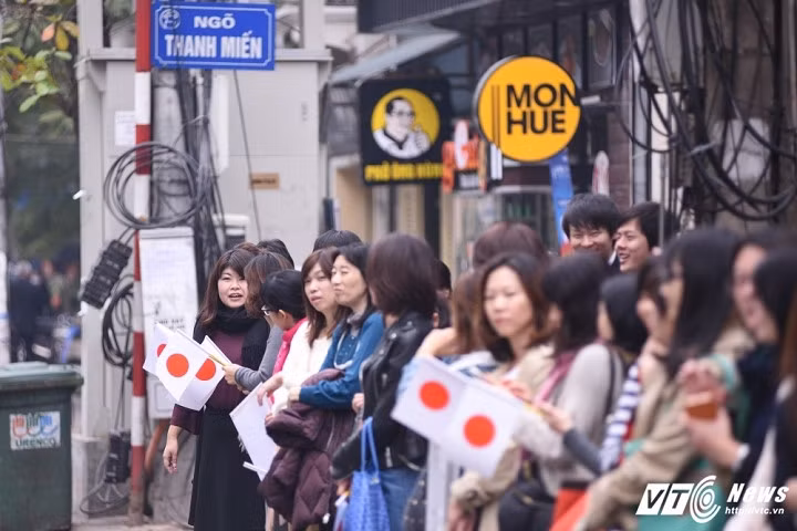 Sự kiện này thu hút được sự quan tâm lớn từ cộng đồng người Nhật đang sinh sống tại Việt Nam cũng như nhiều người dân trong khu vực. Cộng đồng người Nhật ở Việt Nam xếp hàng trước cửa Văn Miếu chờ Nhà vua và Hoàng Hậu.