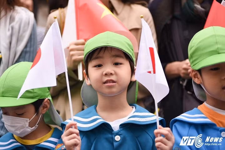 Em bé Nhật Bản với quốc kỳ trên tay.