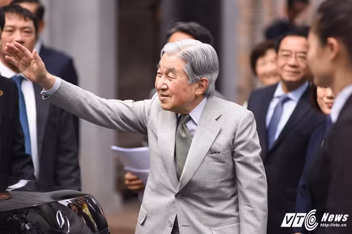 Nhà vua Nhật Bản vẫy tay chào đám đông.