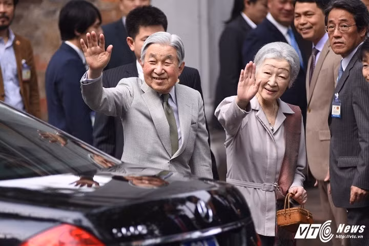 Nguoi Nhat xep hang truoc Van Mieu don Nha vua va Hoang hau