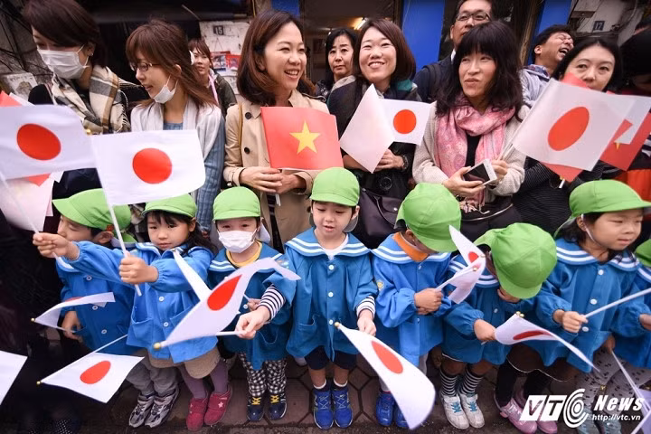 Quốc kỳ Việt Nam và Nhật Bản tung bay trước khi Nhà vua Nhật Bản và Hoàng hậu đến Văn Miếu.
